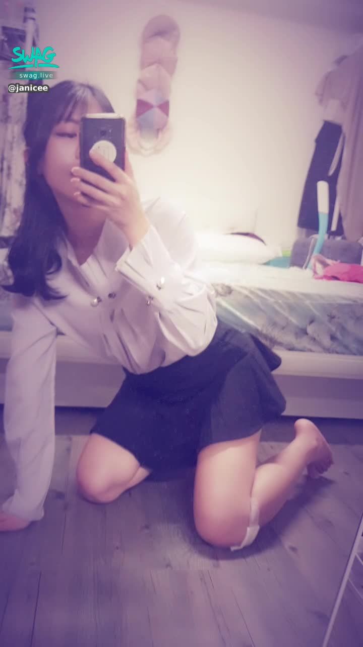 janicee : 曝光的裙底😈
地板上的跪姿💋
黑短裙的小秘書上線了💖
人生第一次溜冰滑到😥
膝蓋的傷一直嚇到路人💦
out of office♥️
#OL #襯衫 #短裙 #美腿 #裸足 #赤腳 #長髮#黑髮 #腳趾 #裙底