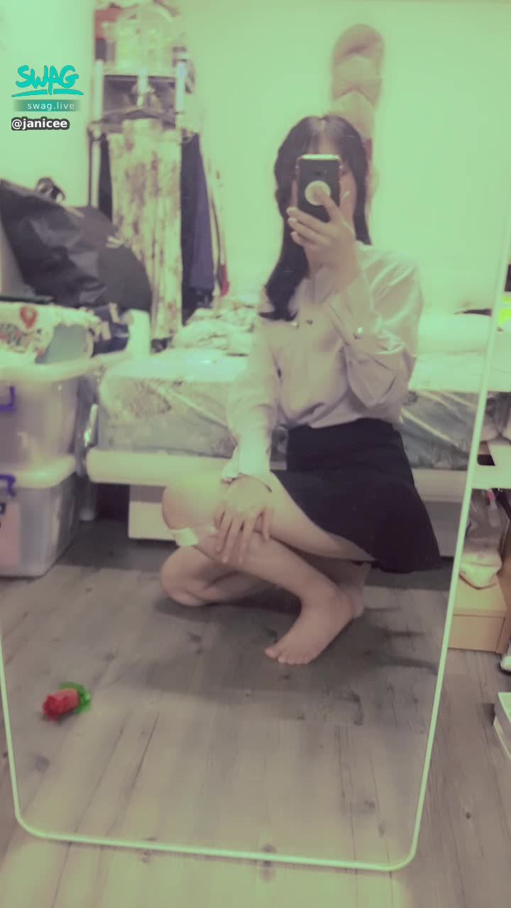 janicee : 跪著也會曝光👀
黑短裙的小秘書上線了💖
out of office♥️
#OL #襯衫 #短裙 #美腿 #裸足 #赤腳 #長髮#黑髮 #腳趾 #裙底 #角度