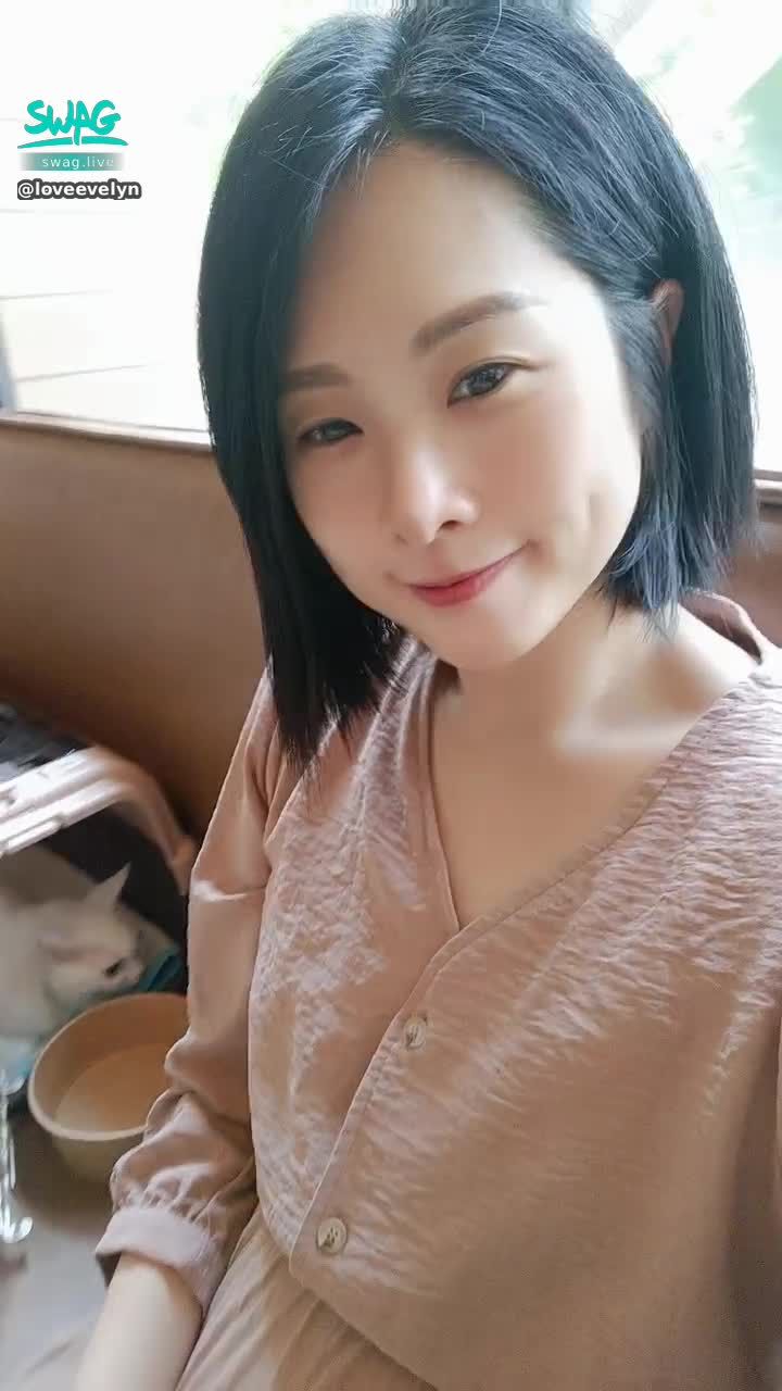 loveevelyn : 甜甜的伊伊，這寵物保姆有稱職嗎？🥰