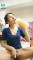 kikilinbabe : 開腿掰穴喝粘濁液體好希望喝的是你的