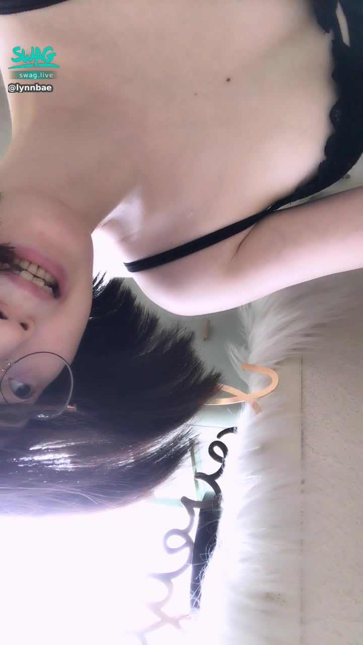 lynnbae : 拍攝忙裡偷閒自拍照🌸
應該不介意背景微亂吧😂