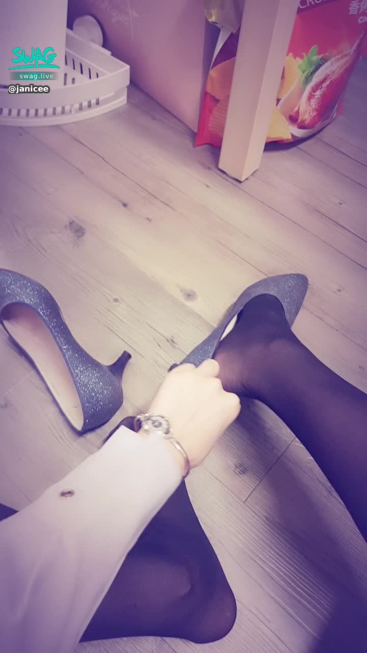janicee : 穿上高跟鞋👠
黑絲美腿💖
OL的絕對領域😈
noire♥️
#黑髮 #長髮 #氣質 #鎖骨 #低胸 #絕對領域 #襯衫 #短褲 #美腿 #膝上襪 #rouge #腳底 #black #noire #黑絲 #蕾絲 #高跟鞋