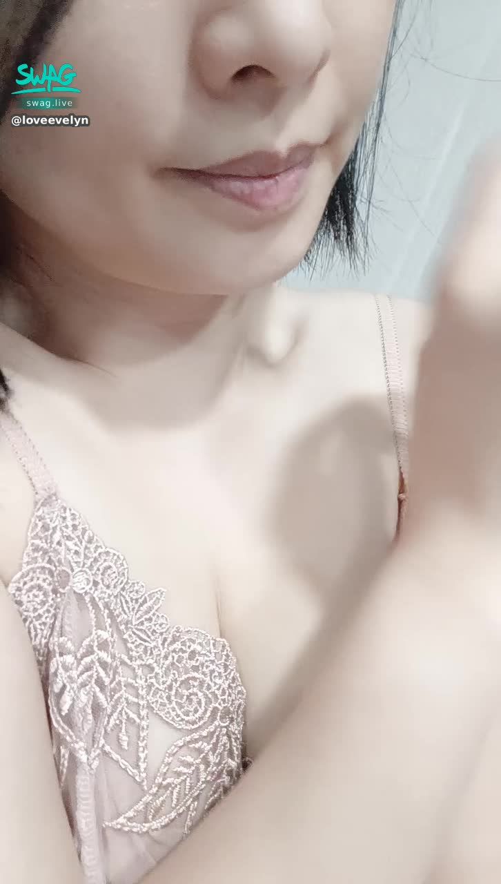 loveevelyn : 最近新買的這件睡衣
你喜歡嗎？🥰🥰🥰