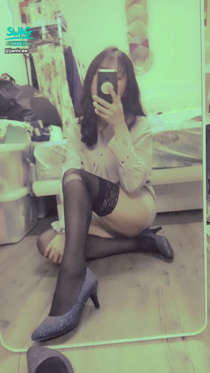 janicee : 蕾絲膝上襪與高跟鞋的細跟👠
OL的絕對領域😈
noire♥️
#黑髮 #長髮 #氣質 #鎖骨 #低胸 #絕對領域 #襯衫 #短褲 #美腿 #膝上襪 #rouge #腳底 #black #noire #黑絲 #蕾絲 #高跟鞋 #細跟
