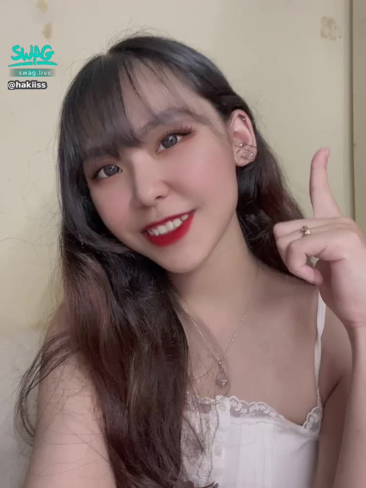 h*****s : Cười rất tươi :))