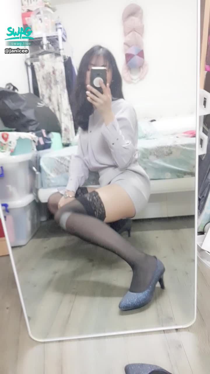 janicee : 黑絲高跟鞋的蹲姿♥️
性感美腿💋
OL襯衫與絕對領域💓
noire💗
#黑髮 #長髮 #氣質 #鎖骨 #低胸 #絕對領域 #襯衫 #短褲 #美腿 #膝上襪 #rouge #black #noire #黑絲 #蕾絲