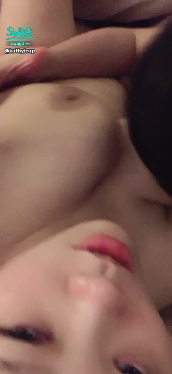 kathyicup : 一邊餵他吃奶一邊自己愛撫小穴自慰⋯淫女最喜歡被摸被挑逗⋯👅💦🍆🔞

#吸奶 #爆乳 #巨乳 #露點 #肉感 #自慰 #揉奶