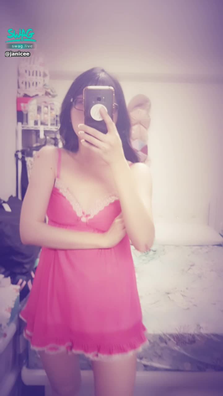 janicee : 撩起睡衣的裙擺💋
紅色夢境♥️
red temptation💓
#長髮 #捲髮 #鎖骨 #裸足 #赤腳 #低胸 #深V #蕾絲 #肩膀 #睡衣 #短褲 #性感 #誘惑