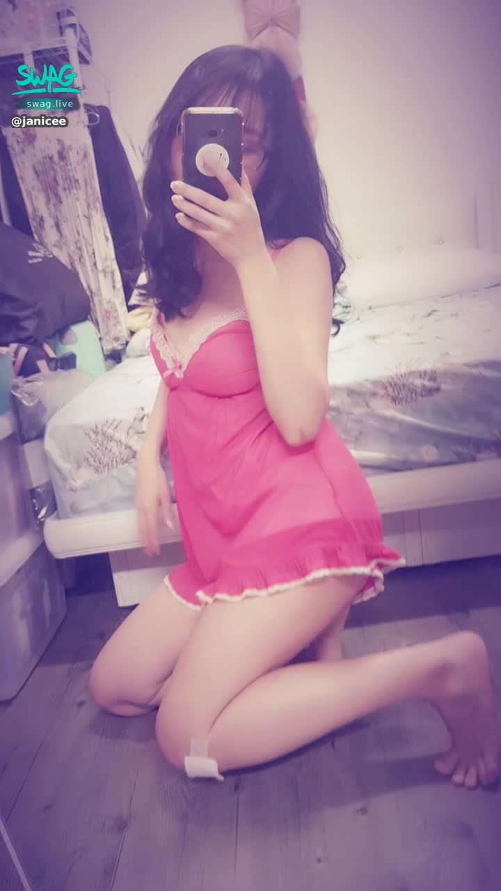 janicee : 睡衣下的美腿與腳底💚
若隱若現的美臀線條🎀
紅色夢境♥️
red temptation💓
#長髮 #捲髮 #鎖骨 #裸足 #赤腳 #低胸 #深V #蕾絲 #肩膀 #睡衣 #短褲 #性感 #誘惑 #腳底