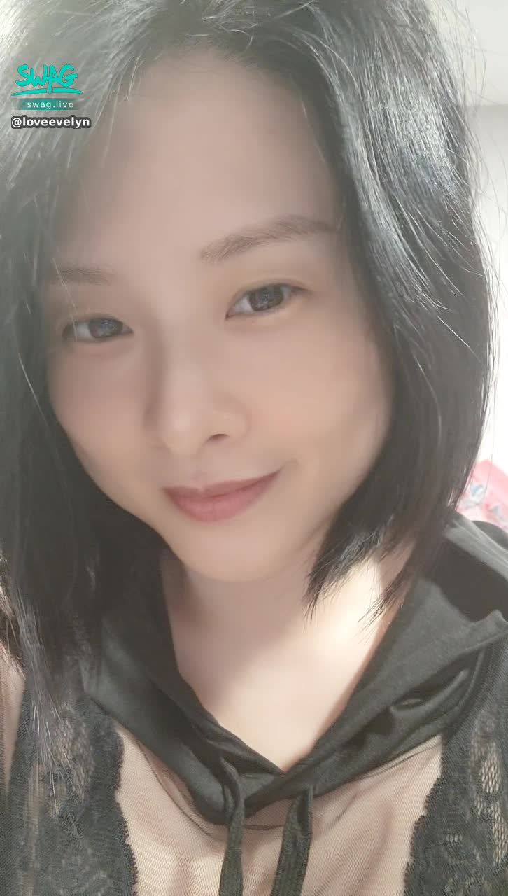 loveevelyn : 有沒有人會覺得
伊伊這樣對你笑
煩腦就跑掉一半或是跑光光了？🤗🤗🤗