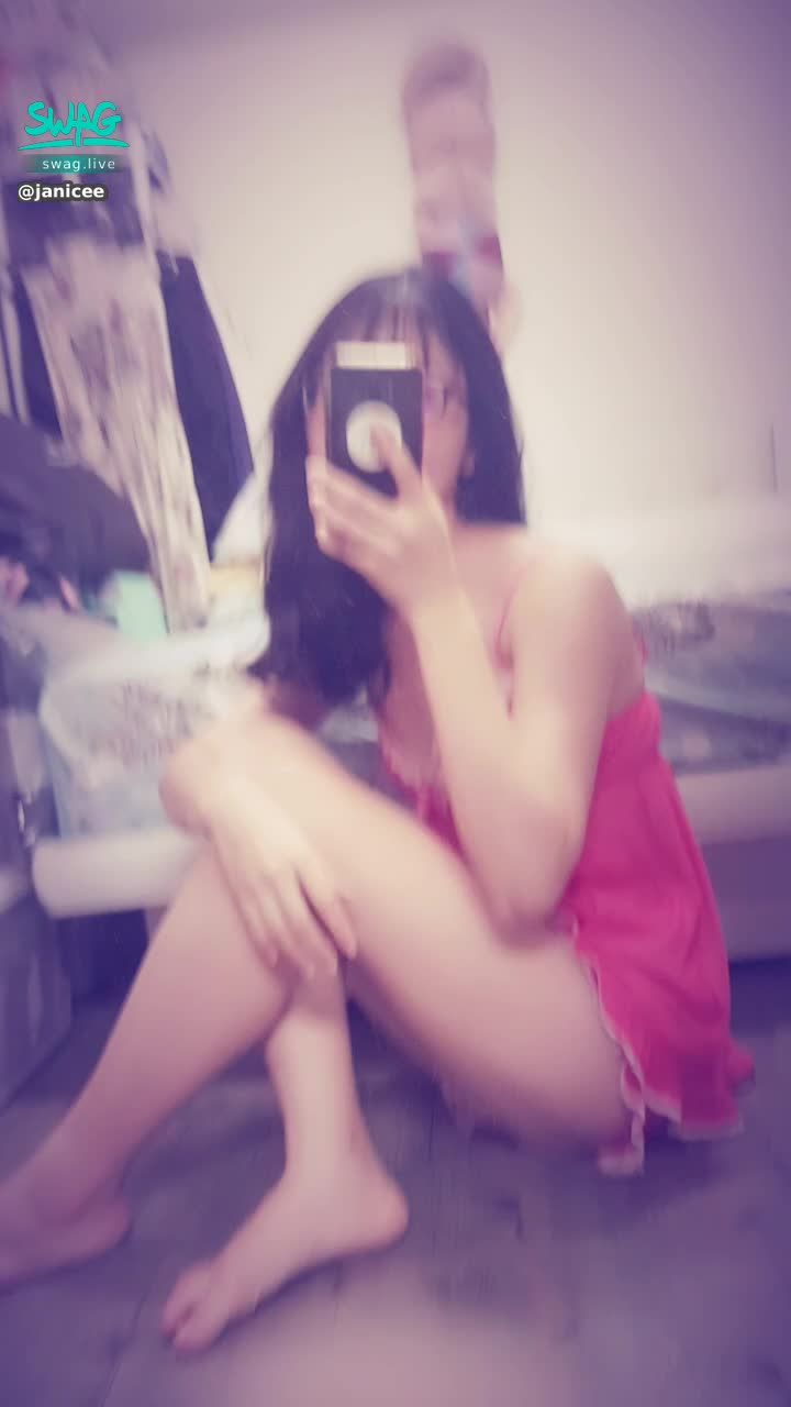 janicee : 摸摸腿🌸
睡衣的褲底😈
常被說很性感的睡衣⭐
red temptation💋
#長髮 #捲髮 #鎖骨 #裸足 #赤腳 #低胸 #深V #蕾絲 #肩膀 #睡衣 #短褲 #性感 #誘惑 #腳底