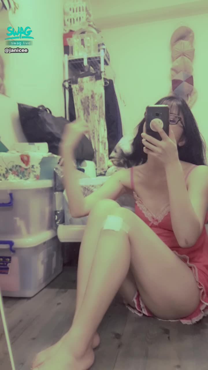 janicee : 看見褲底的坐姿😈
常被說很性感的睡衣⭐
red temptation💋
#長髮 #捲髮 #鎖骨 #裸足 #赤腳 #低胸 #深V #蕾絲 #肩膀 #睡衣 #短褲 #性感 #誘惑 #腳底