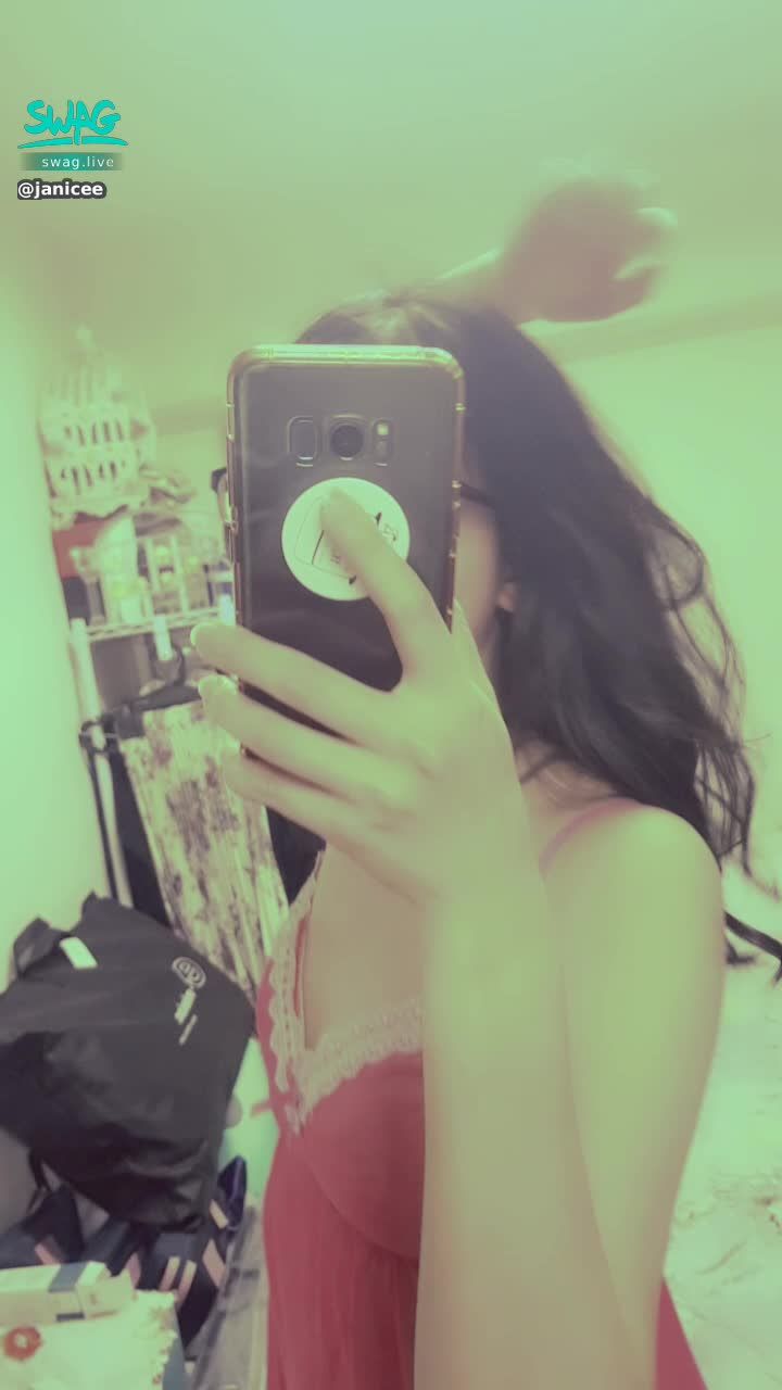 janicee : 撩起睡衣的下擺💗露出小褲😈
紅色夢境♥️
red temptation💓
#長髮 #捲髮 #鎖骨 #裸足 #赤腳 #低胸 #深V #蕾絲 #肩膀 #睡衣 #短褲 #性感 #誘惑 #小褲