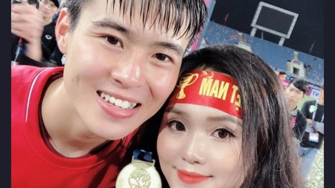 meopussy : A football player with a beautiful fan girl