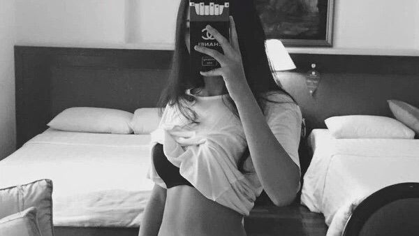 r*****s : The girl with round breasts