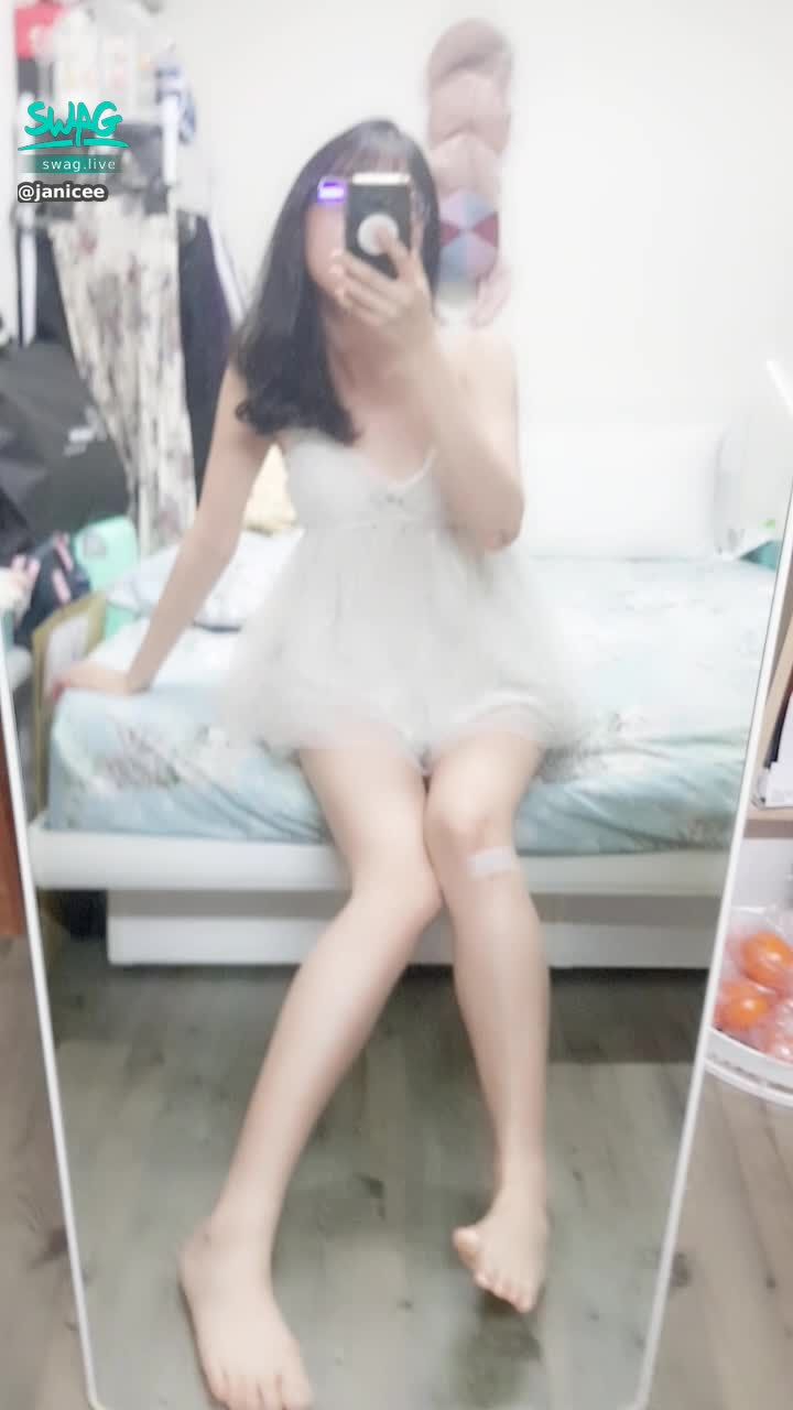 janicee : 床邊的洋娃娃⭐
昨天打來的人都問我怎麼穿這麼性感💙
夢幻低胸睡衣💓
#細肩帶 #睡衣 #低胸 #短褲 #赤腳 #裸足 #黑髮 #長髮 #眼鏡 #性感 #深V #純白