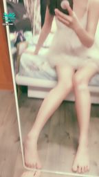 janicee : 雙腿微張,窺見褲底👀
發光的腿💖
床邊的洋娃娃⭐
昨天打來的人都問我怎麼穿這麼性感💙
夢幻低胸睡衣💓
#細肩帶 #睡衣 #低胸 #短褲 #赤腳 #裸足 #黑髮 #長髮 #眼鏡 #性感 #深V #純白