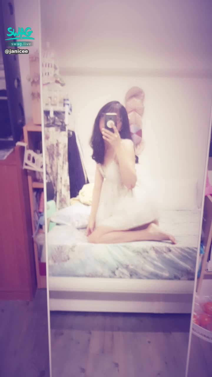janicee : 看到美臀曲線的坐姿💋
床上的洋娃娃🎀
昨天打來的人都問我怎麼穿這麼性感💙
低胸睡衣的超短褲💓
#細肩帶 #睡衣 #低胸 #短褲 #赤腳 #裸足 #黑髮 #長髮 #眼鏡 #性感 #深V #純白