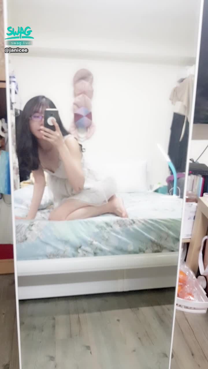 janicee : 前傾時的春光♥️
裸露的肩頸肌膚💚
床邊的洋娃娃⭐
昨天打來的人都問我怎麼穿這麼性感💙
夢幻低胸睡衣💓
#細肩帶 #睡衣 #低胸 #短褲 #赤腳 #裸足 #黑髮 #長髮 #眼鏡 #性感 #深V #純白 #乳溝