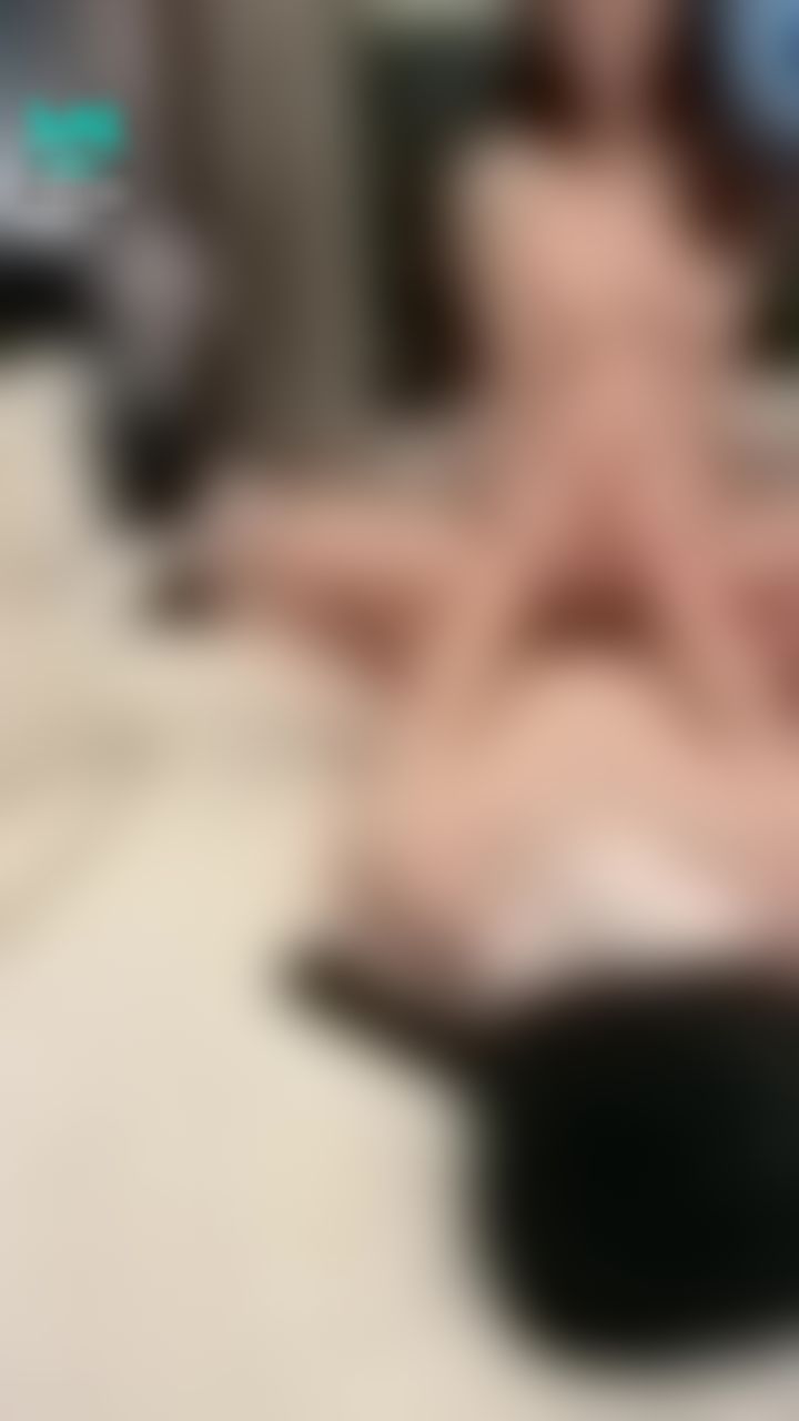  : 3p 與閨蜜雙飛大戰粉絲哥哥愛愛💦

Omg..快高潮了⋯⋯真的受不了，邊搖邊被彤恩抓奶， 我的表情真的淫蕩到不行，哥哥肉棒頂到最深， 我上下前後動都頂到敏感帶⋯⋯ 是不是要射了肉棒好硬喔