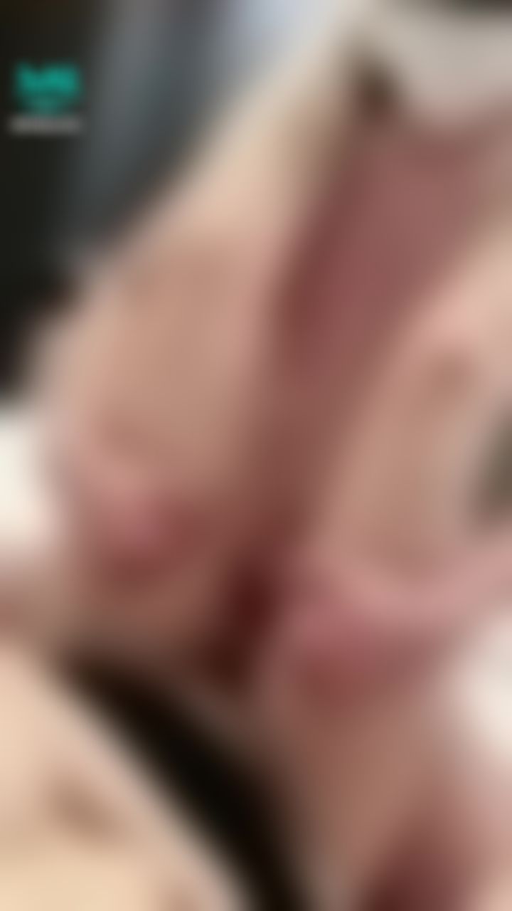  : 3p 與閨蜜雙飛大戰粉絲哥哥愛愛💦

哥哥抱著我的2雙美腿，靠在哥哥身上，這姿勢把哥哥肉棒夾的更緊⋯⋯奶晃成這樣真的過分啊⋯⋯我要去了啦