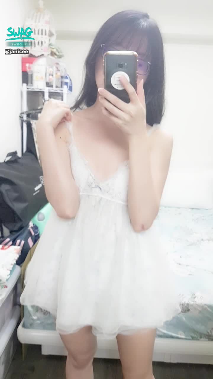 janicee : 放下一側的肩帶😈
胸口性感的肌膚⭐
夢幻花嫁系睡衣🌸
#細肩帶 #睡衣 #低胸 #短褲 #赤腳 #裸足 #黑髮 #長髮 #眼鏡 #性感 #深V #純白