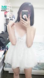 janicee : 放下一側的肩帶😈
胸口性感的肌膚⭐
夢幻花嫁系睡衣🌸
#細肩帶 #睡衣 #低胸 #短褲 #赤腳 #裸足 #黑髮 #長髮 #眼鏡 #性感 #深V #純白