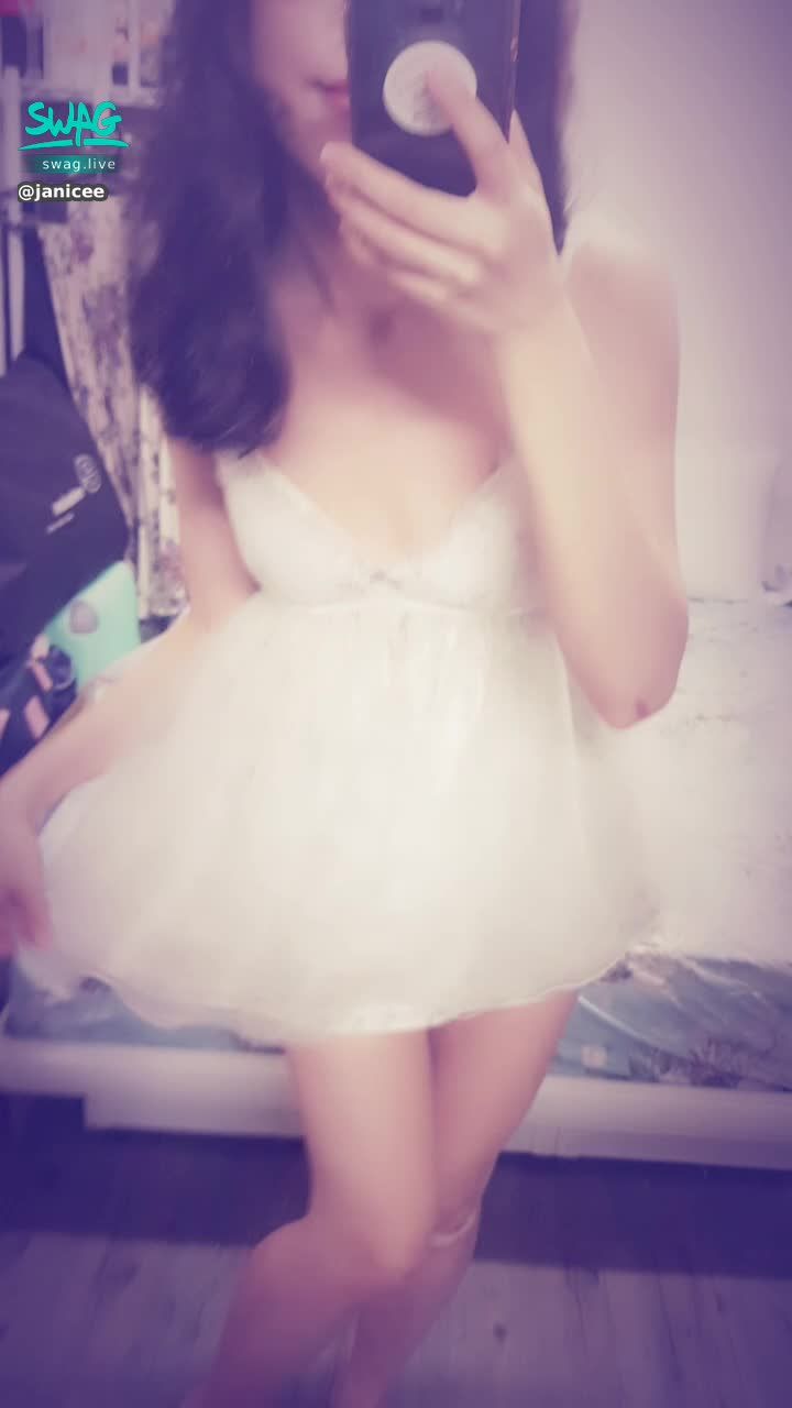 janicee : 低下頭敬禮💗
小公主的低胸睡衣🌹
約到好炮心情就很好😍
花嫁白紗🌸
#細肩帶 #睡衣 #低胸 #短褲 #赤腳 #裸足 #黑髮 #長髮 #眼鏡 #性感 #深V #純白