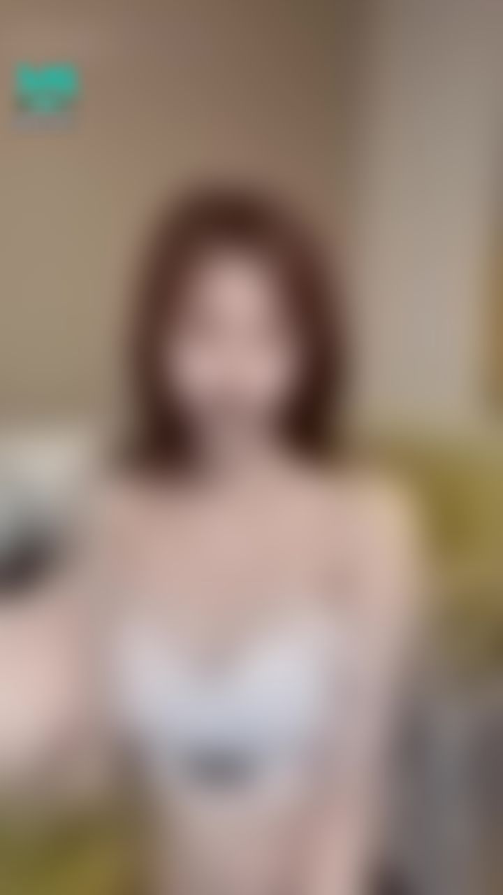 sexyven : - [x] 天冷妹妹需要溫暖🔥把衣服拉成一條線讓胸部整個露出來