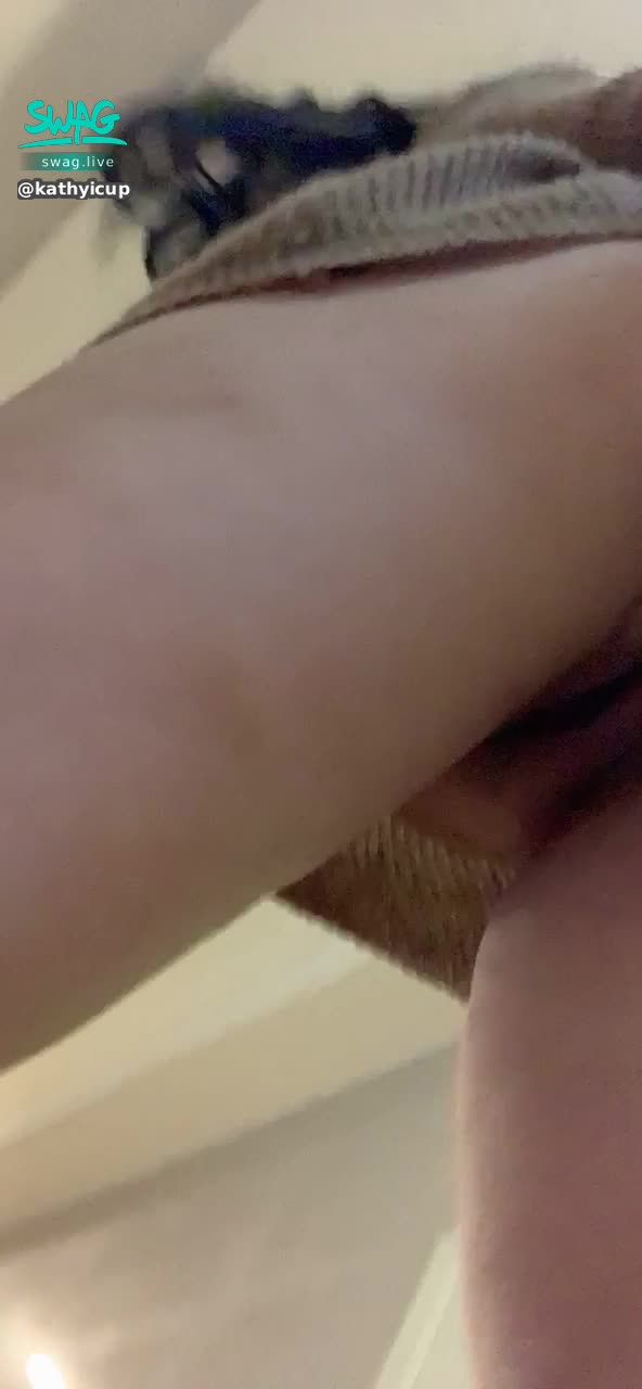 kathyicup : 偷窺視角‼️寬鬆上衣底下什麼都沒穿😈從下面偷拍！屁蛋、一線鮑、大奶、都看的很清楚🙈你一定很想衝上來抱著我的身體舔對不對？👅💦🔞

#一線鮑 #爆乳 #巨乳 #露點 #肉感 #大腿 #露臉 #屁蛋