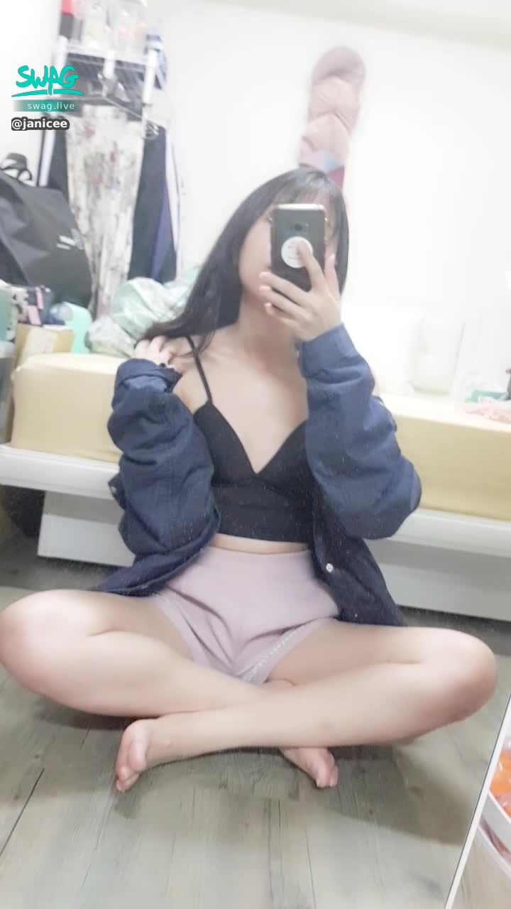 janicee : 手指滑入肩帶💋
撫摸雙腿的肌膚♥️
深V小可愛與美腿💙
黑色低胸內著💗
noire🌹
#細肩帶 #深V #低胸 #鎖骨 #露腰 #短褲 #黑髮 #長髮 #裸足 #赤腳 #腳趾 #性感 #stap #black #sexy #黑色 #美腿