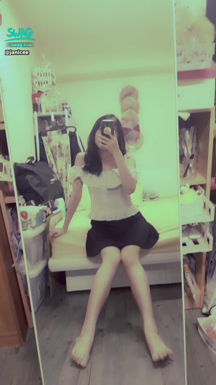  : doll sitting beside the bed 💓
Naked legs under short skirt 🎀
skirt 💚
#細肩帶 #露肩 #短群 #黑髮 #長髮 #裸足 #赤腳 #腳趾 #性感 #stap #black #sexy #黑色 #美腿 #腳底