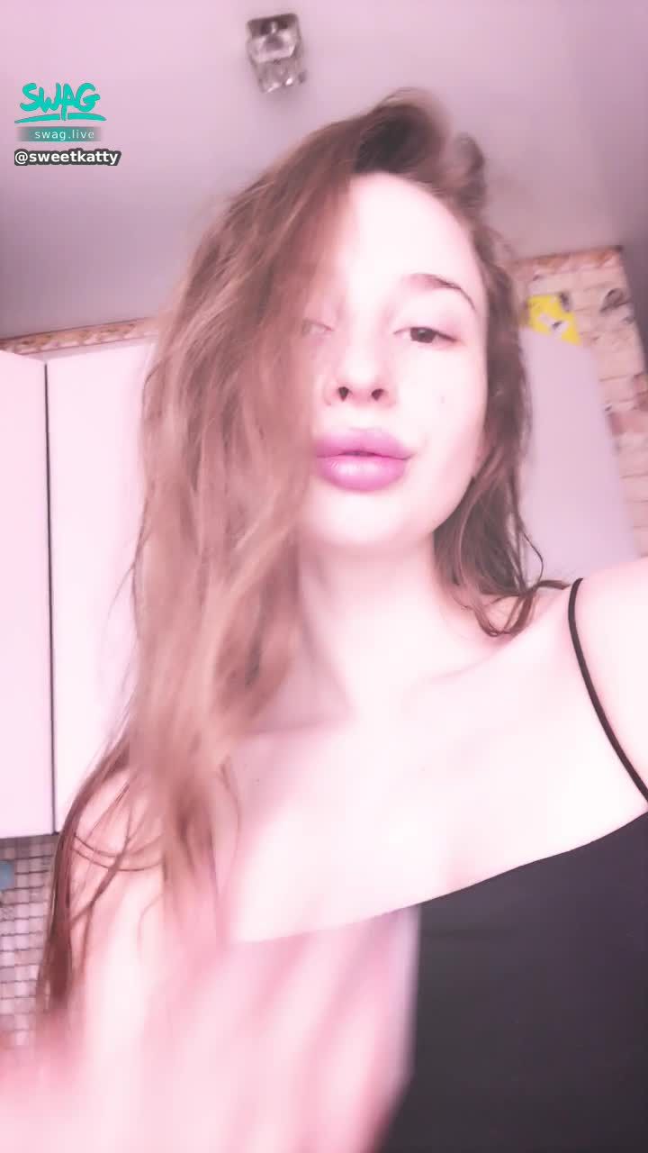 sweetkatty : Beatiful bb 🥰🥰🥰🥰 sexy lips 😍😍😍😍#露臉 #tongues 🔥