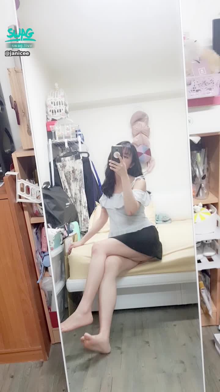  : bedside legs 😍
fast exposure angle 👀
Naked legs under short skirt 🎀
skirt 💚
#細肩帶 #露肩 #短群 #黑髮 #長髮 #裸足 #赤腳 #腳趾 #性感 #stap #black #sexy #黑色 #美腿