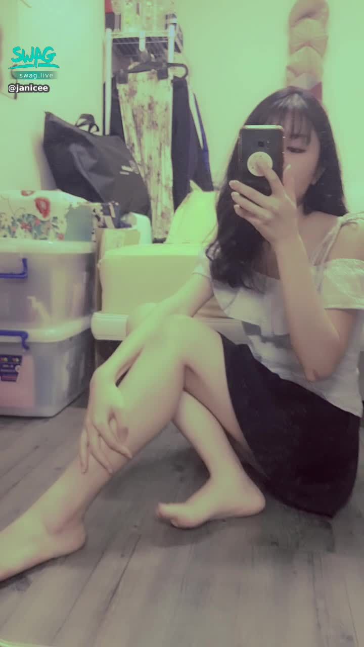  : bare shoulders 💗
Sexy thighs that the skirt can't cover 😈
black skirt 🌹
#細肩帶 #露肩 #短群 #黑髮 #長髮 #裸足 #赤腳 #腳趾 #性感 #stap #black #sexy #黑色 #美腿