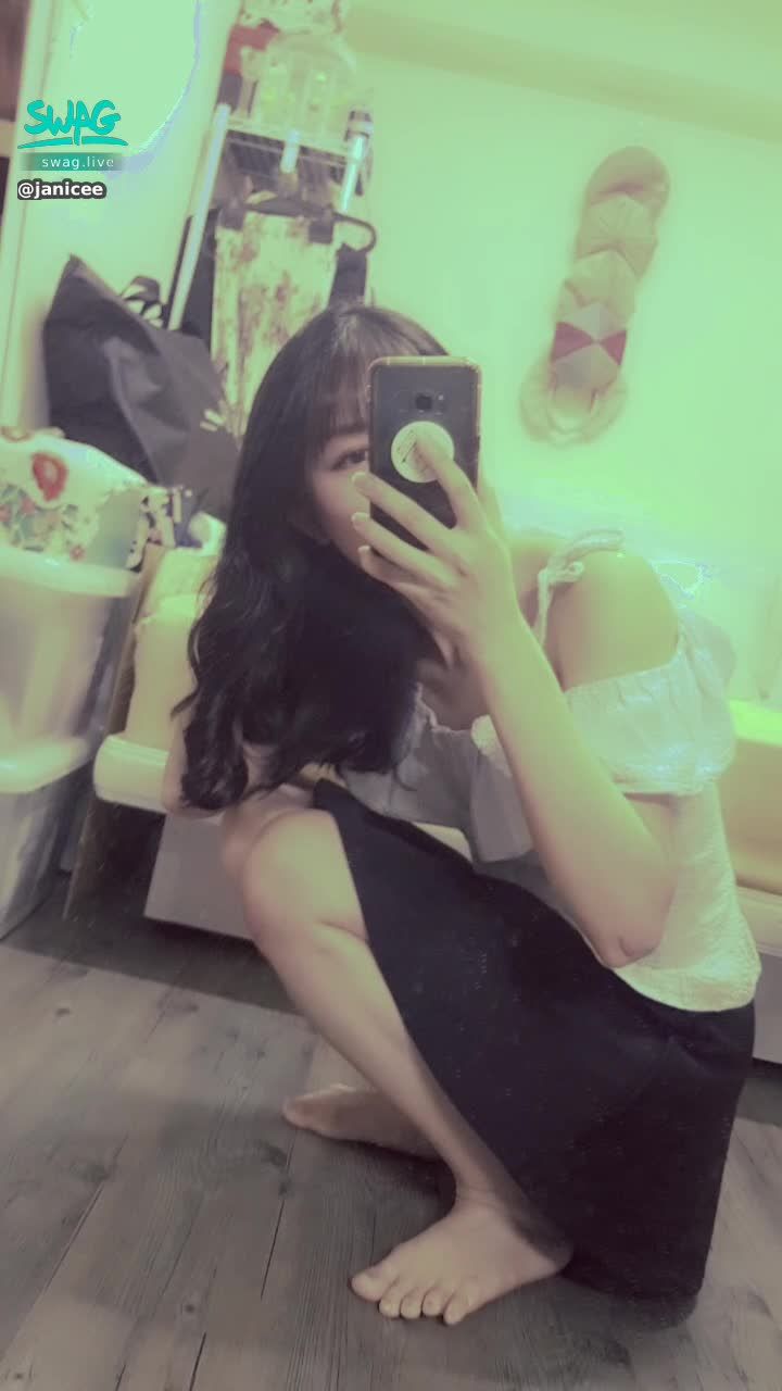  : squatting on the floor in a short skirt 💓
bare legs 🎀
skirt 💚
#細肩帶 #露肩 #短群 #黑髮 #長髮 #裸足 #赤腳 #腳趾 #性感 #stap #black #sexy #黑色 #美腿 #腳底