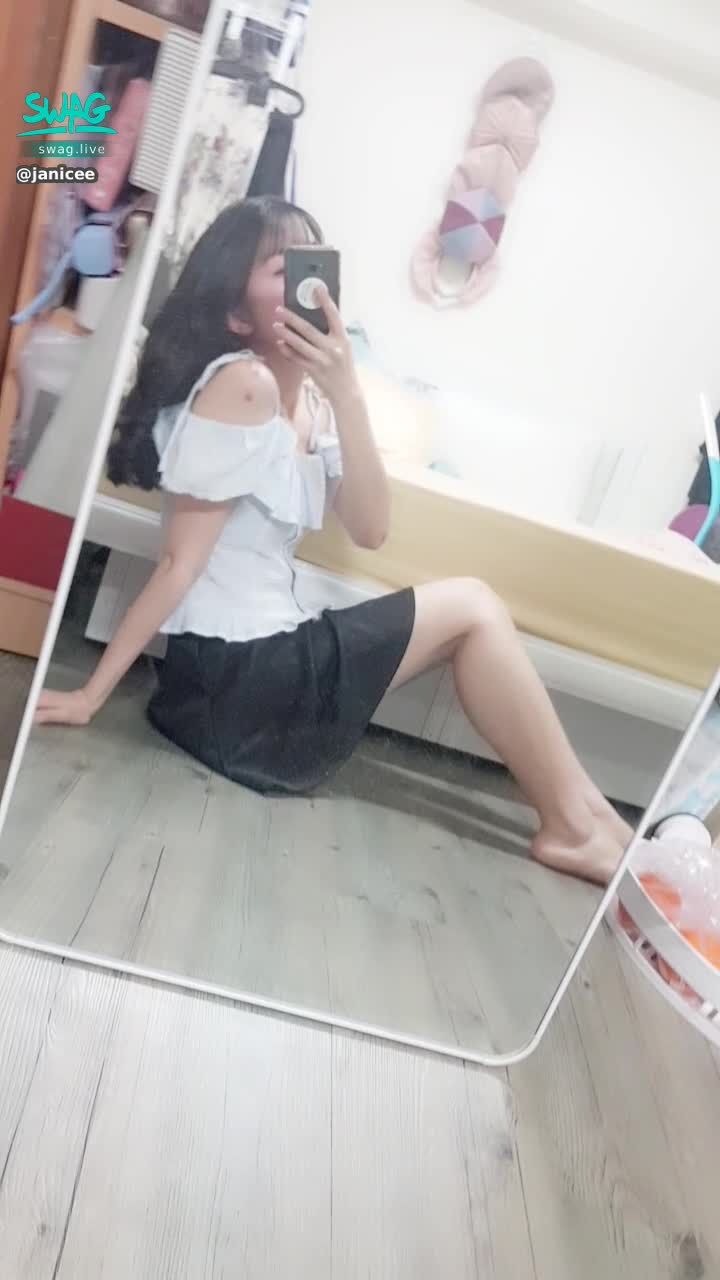  : Legs and soles turned sideways 💙
Sexy thighs that the skirt can't cover 😈
black skirt 🌹
#細肩帶 #露肩 #短群 #黑髮 #長髮 #裸足 #赤腳 #腳趾 #性感 #stap #black #sexy #黑色 #美腿