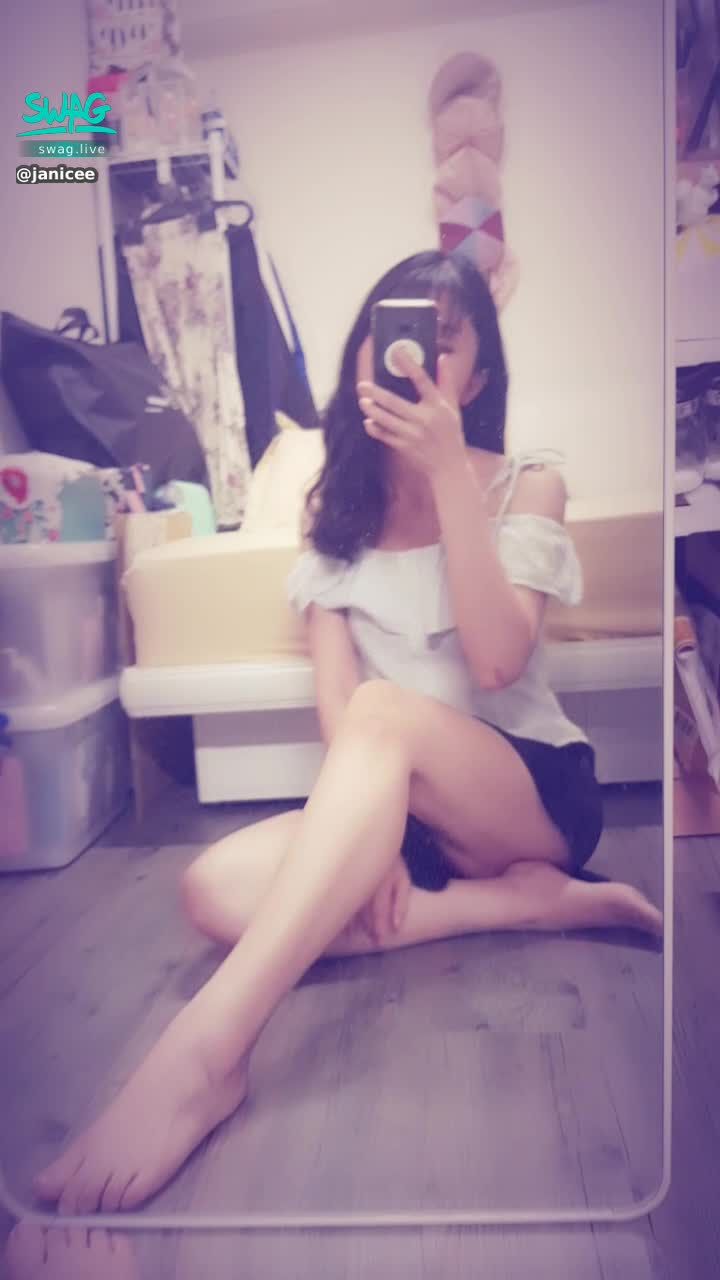  : sexy sitting 💓
Sexy thighs that the skirt can't cover 😈
black skirt 🌹
#細肩帶 #露肩 #短群 #黑髮 #長髮 #裸足 #赤腳 #腳趾 #性感 #stap #black #sexy #黑色 #美腿