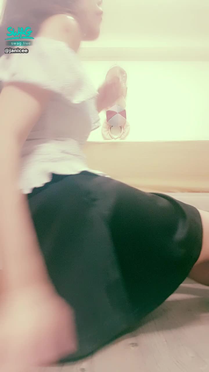 janicee : 低視角旋轉一圈💙
短裙下的性感大腿😈
black skirt💋
#細肩帶 #露肩 #短裙 #黑髮 #長髮 #性感 #stap #black #sexy #黑色 #美腿