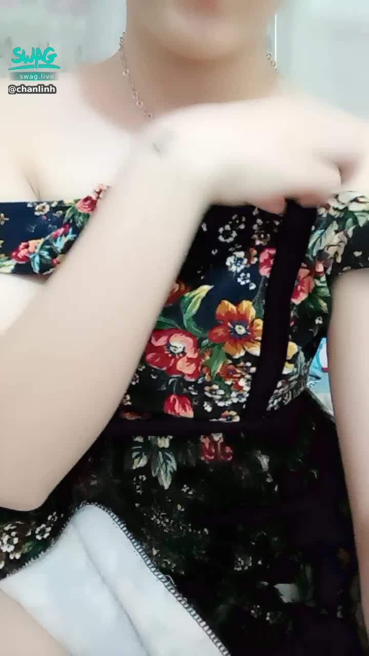chanlinh : em bé da trắng khoe cơ thể