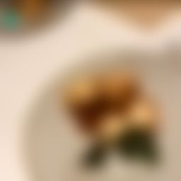 kimmy_my : 我肚子餓了,哥哥要帶我去吃 beef wellington 嗎?😚😚 私訊我吧~