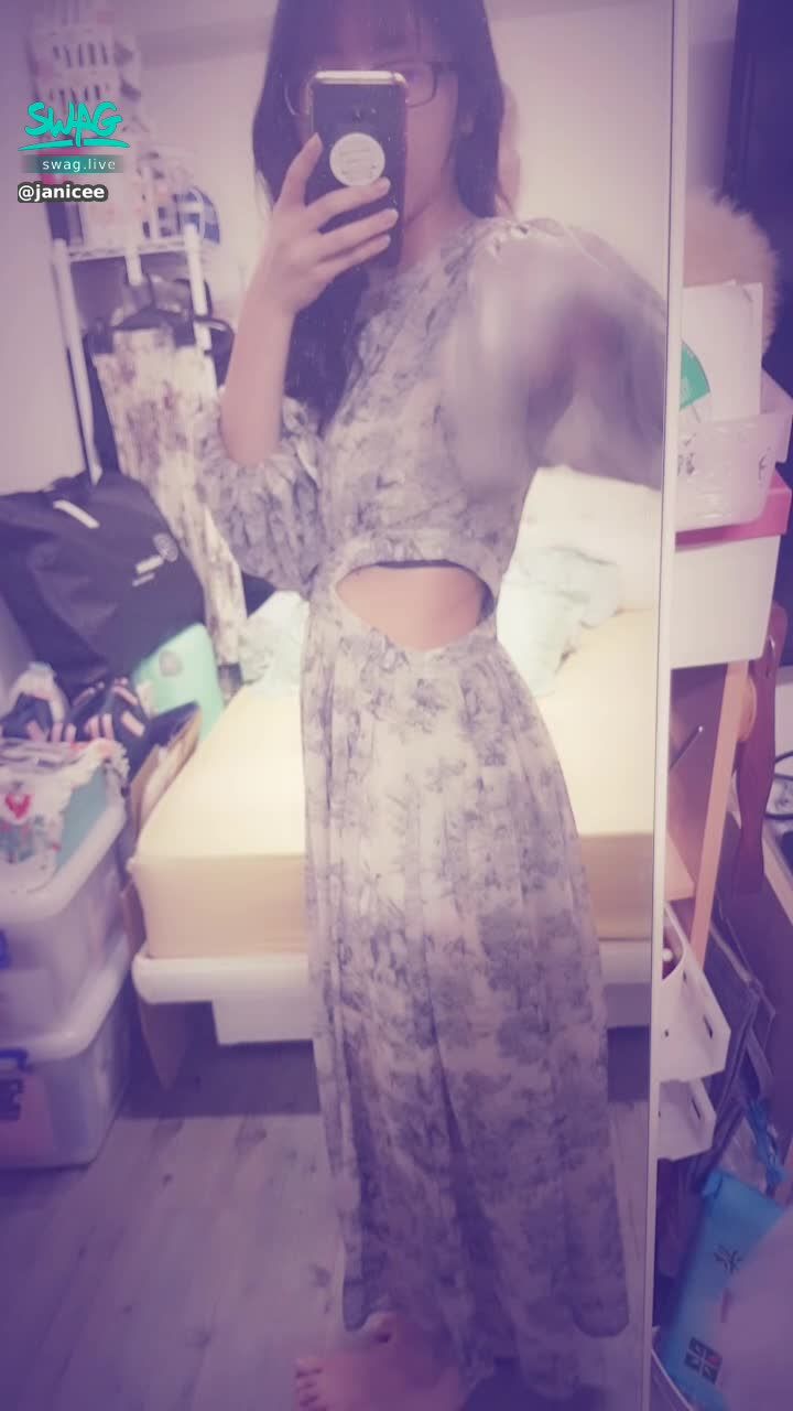janicee : 纖細的腰窩💖
洋裝下的內衣🌹
新買的洋裝💙
hollow💓
#黑髮 #長髮 #眼鏡 #眼鏡妹 #黑框 #粗框 #挖空 #洋裝 #裙擺 #美腿 #裸足 #赤腳 #sexy #腳趾 #露腰 #bra