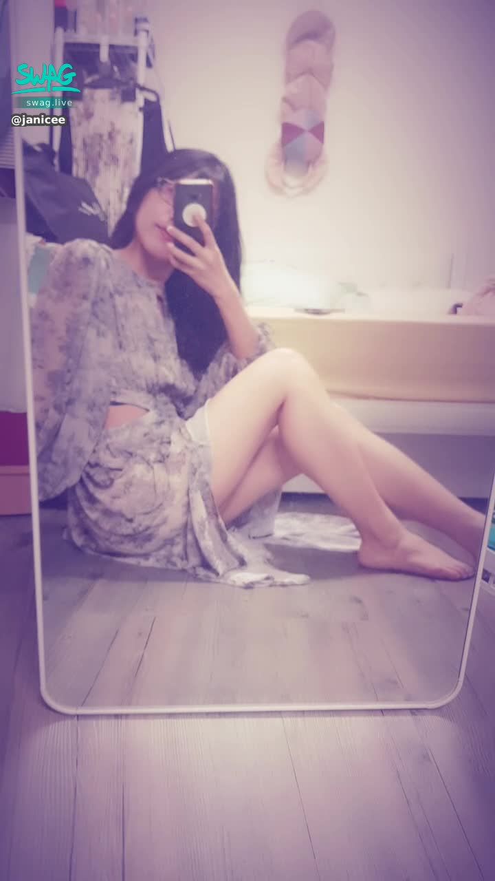 janicee : 地板上的露腿坐姿💓
拿起高跟鞋👠
挖空處透出的內衣🌹
性感新衣💗
new dress😍
#黑髮 #長髮 #眼鏡 #眼鏡妹 #黑框 #粗框 #挖空 #洋裝 #裙擺 #美腿 #裸足 #赤腳 #sexy #腳趾 #露腰 #bra #高跟鞋 #highheels #dress