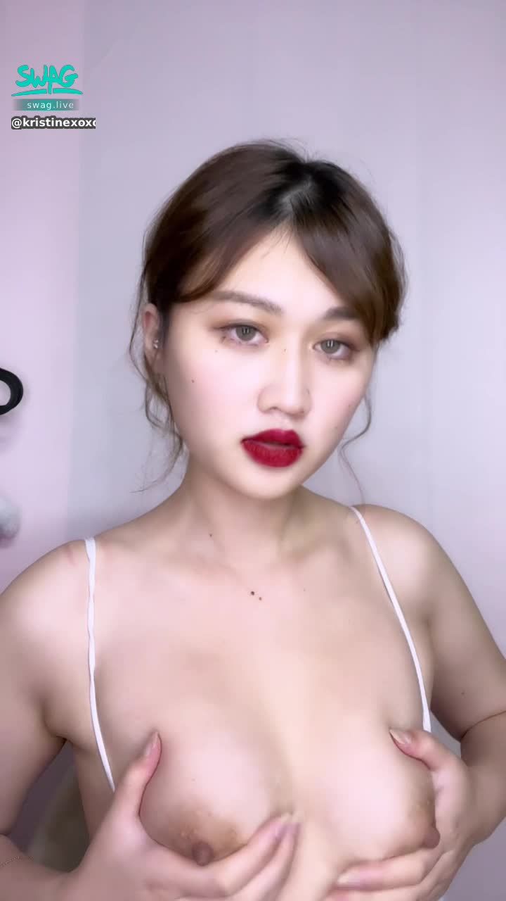 kristinexoxo : 哥哥的小騷貨上線等你
想用腿量哥哥的腰ㄋ
#揉奶 #雪乳 #白皙 #騷 #露點