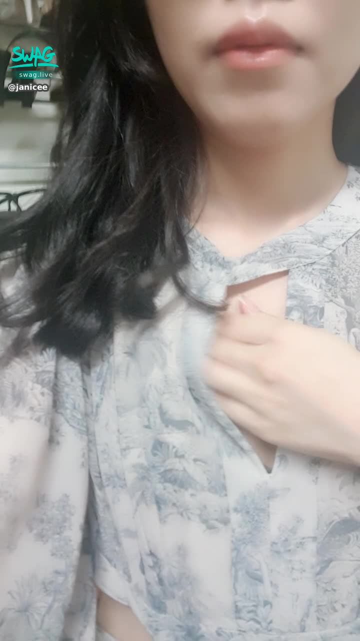 janicee : 手伸入衣服內😈
揉一揉內衣下的酥胸🌹
舔嘴唇誘惑💋
性感新衣💗
new dress😍
#黑髮 #長髮 #嘴唇 #挖空 #洋裝 #sexy #腳趾 #露腰 #bra  #dress #揉胸 #內衣