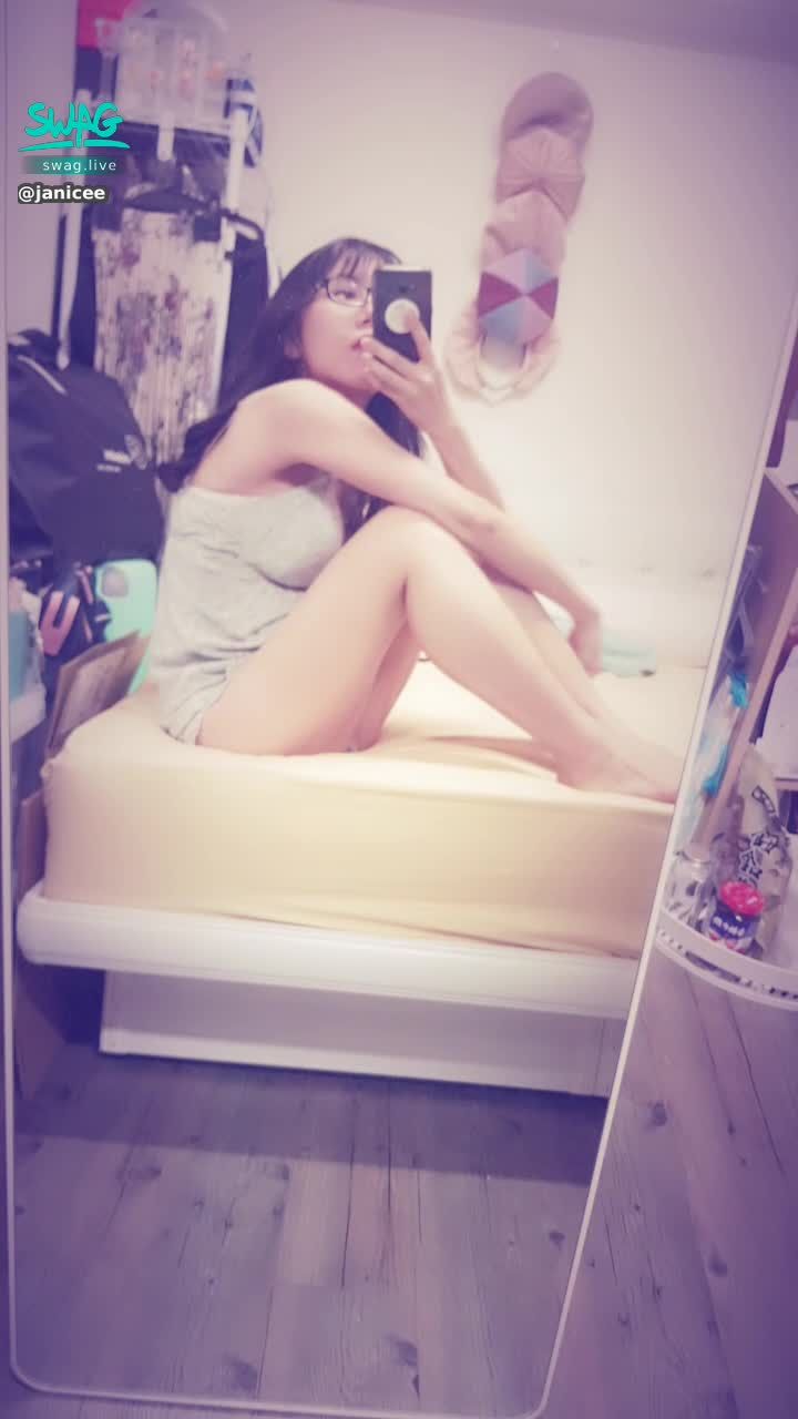 janicee : 低頭窺見白色蕾絲內衣🌹
兩層蝴結肩帶😍
床上的小可愛💖
開衩到大腿根部的睡褲😈
sleep wear💚
#細肩帶 #鎖骨 #睡衣 #肩膀 #低胸 #深V #性感 #短褲 #長髮 #黑髮 #眼鏡 #粗框 #黑框 #美腿 #赤腳 #裸足 #腳底 #bra #內衣 #蕾絲 #lace #sexy