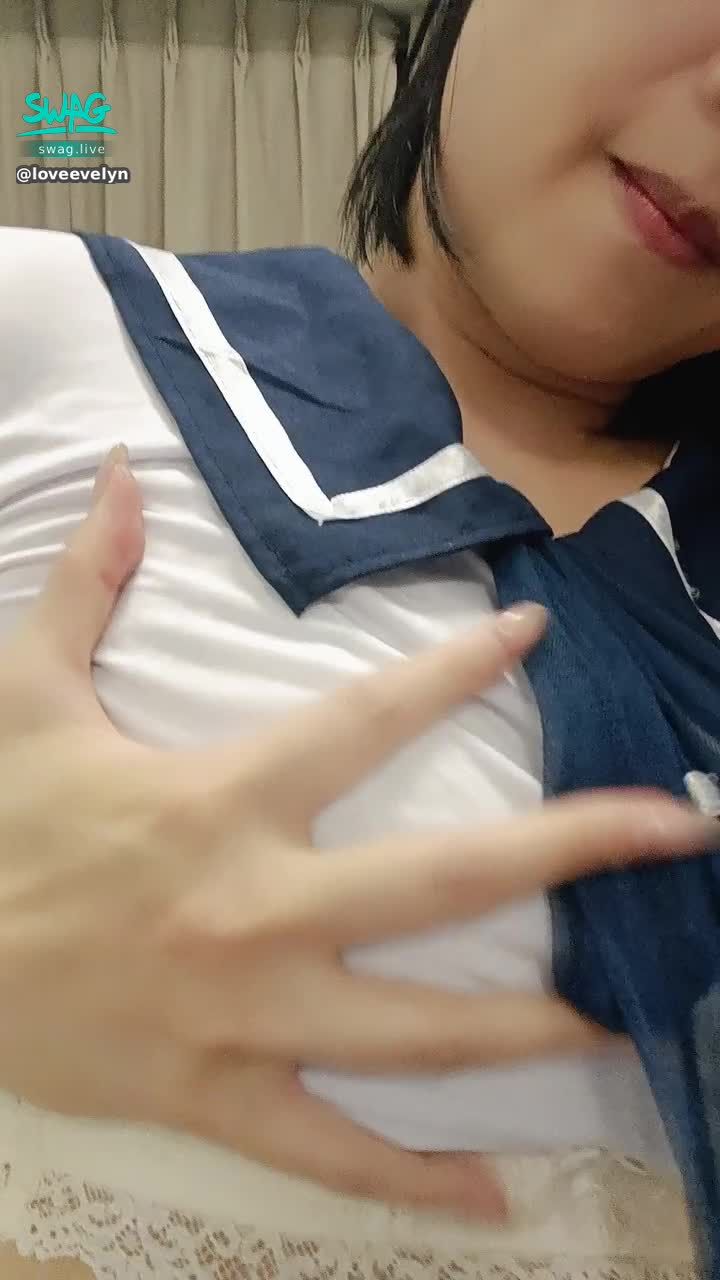 loveevelyn : 喜歡伊伊今天的水手服嗎？😈
揉個奶