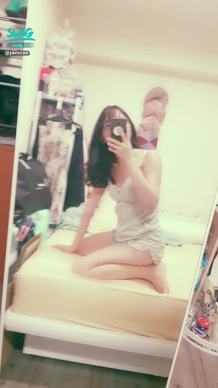 janicee : 低頭窺見白色蕾絲內衣🌹
藏在睡衣下的蝴結肩帶😍
開衩到大腿根部的睡褲😈
sleep wear💚
#細肩帶 #鎖骨 #睡衣 #肩膀 #低胸 #深V #性感 #短褲 #長髮 #黑髮 #眼鏡 #粗框 #黑框 #美腿 #赤腳 #裸足 #腳底 #bra #內衣 #蕾絲 #lace #sexy