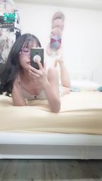 janicee : 低胸睡衣⭐
趴在床上時露出的白色蕾絲內衣邊緣🌹
藏在睡衣下的蝴結肩帶😍
開衩到大腿根部的睡褲😈
sleep wear💚
#細肩帶 #鎖骨 #睡衣 #肩膀 #低胸 #深V #性感 #短褲 #長髮 #黑髮 #眼鏡 #粗框 #黑框 #美腿 #赤腳 #裸足 #腳底 #bra #內衣 #蕾絲 #lace #sexy
