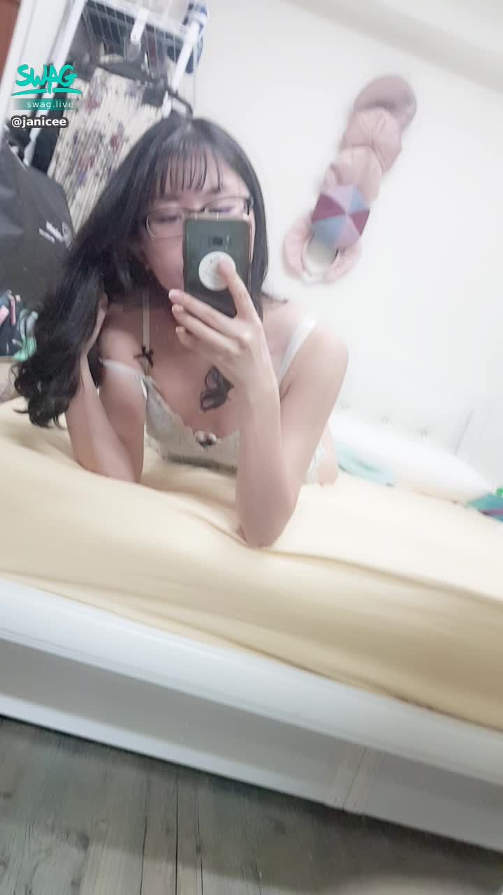 janicee : 放下兩側肩帶😈
把胸部放在床上💗
呼之欲出的白色蕾絲內衣🌹
藏在睡衣下的蝴結肩帶😍
開衩到大腿根部的睡褲😈
sleep wear💚
#細肩帶 #鎖骨 #睡衣 #肩膀 #低胸 #深V #性感 #短褲 #長髮 #黑髮 #眼鏡 #粗框 #黑框 #美腿 #赤腳 #裸足 #bra #內衣 #蕾絲 #lace #sexy